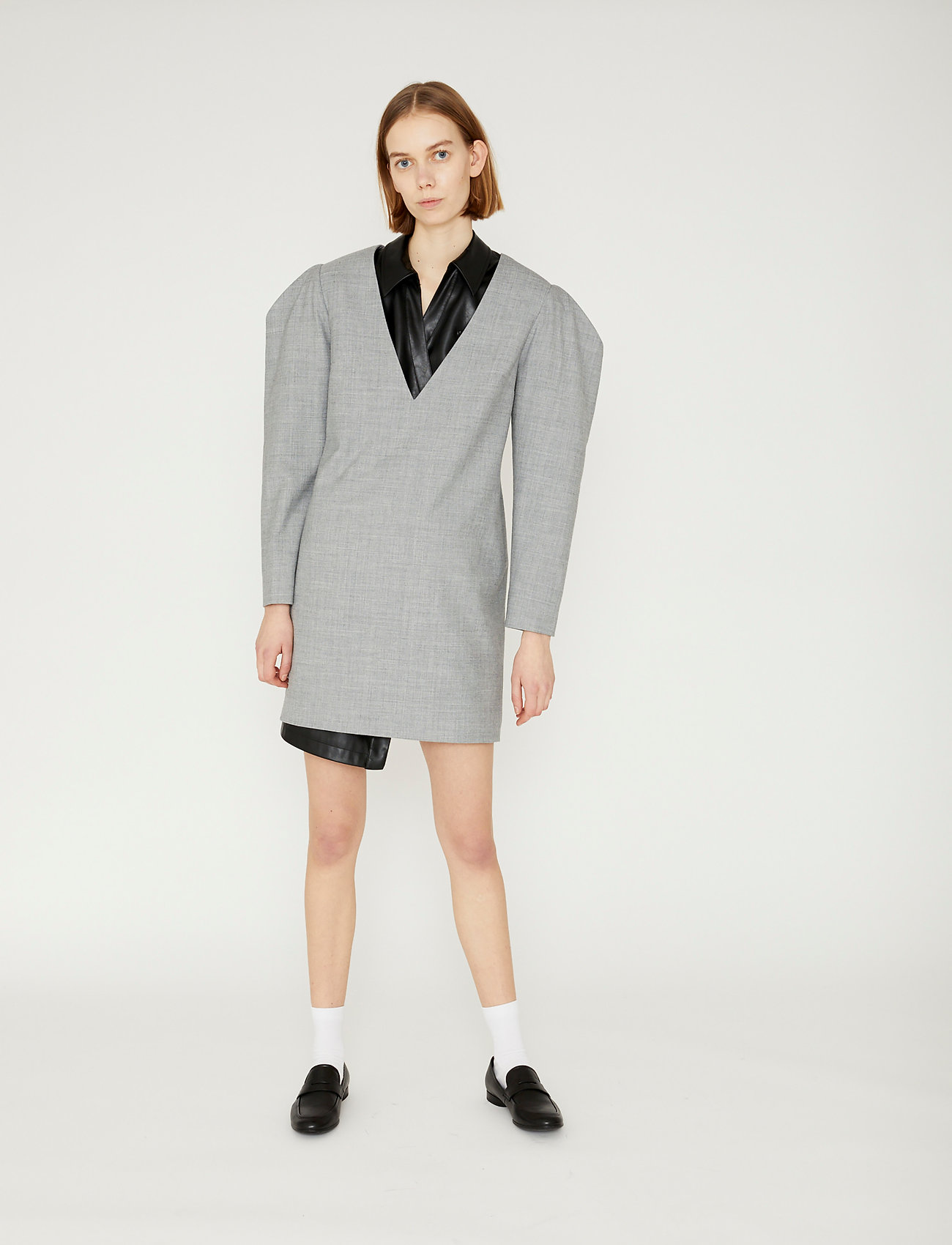 DESIGNERS, REMIX Dallas V-Neck Dress, 32, Grey, Kjoler > Kort Kjole, Dame