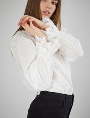 DESIGNERS, REMIX - Sandra Lace Blouse - long-sleeved blouses - cream - 3