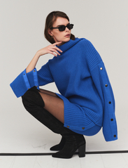 DESIGNERS, REMIX - Molina Button Sweater - megztiniai su aukšta apykakle - neon blue - 2