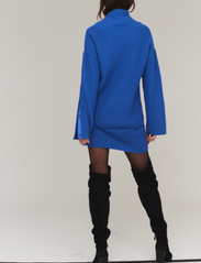 DESIGNERS, REMIX - Molina Button Sweater - turtleneck - neon blue - 3