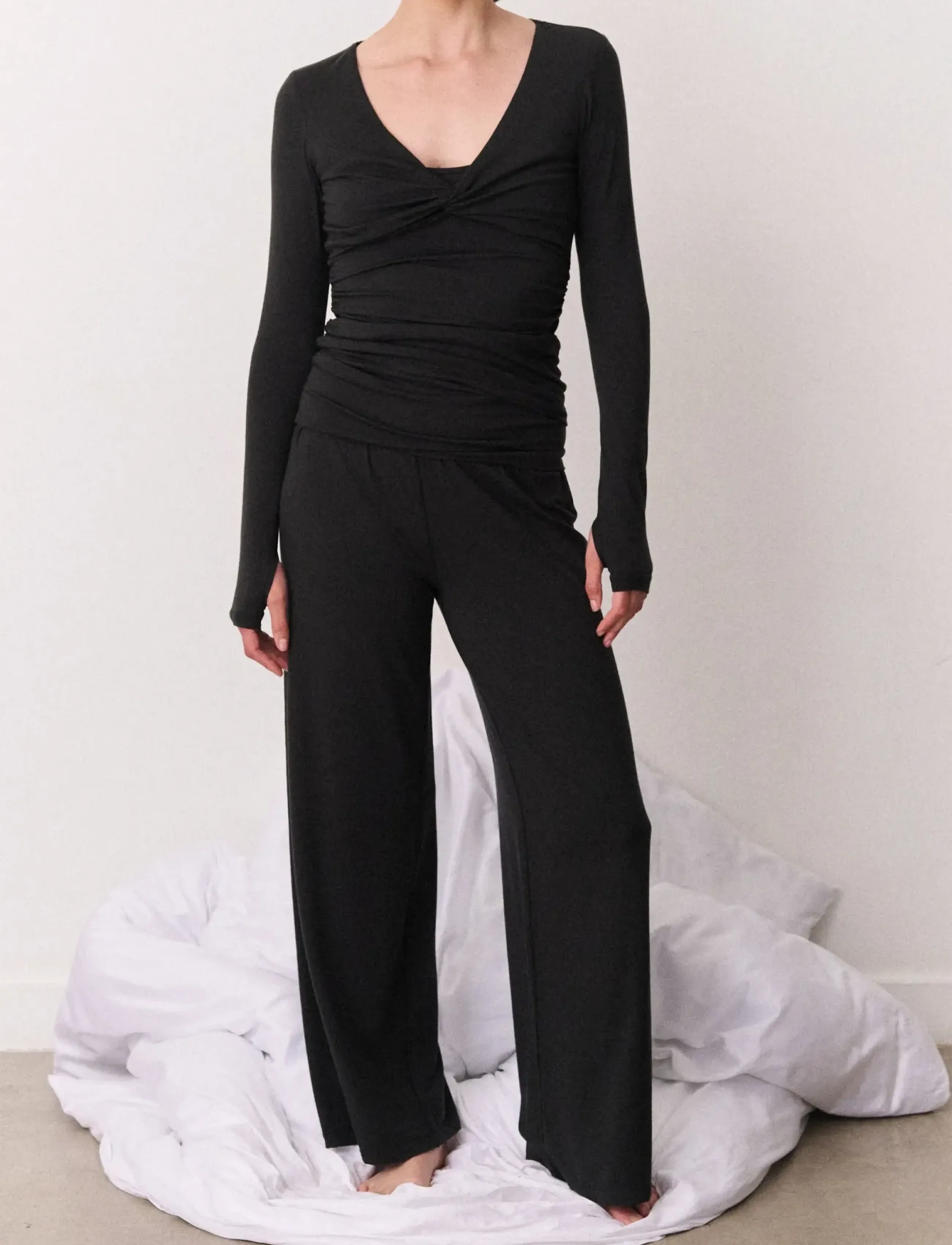 Desmond and Dempsey Thunderheart Chocolate Inverted Jersey Twist Set, Damen, Bedrucktes Langarm Twist Front Top, Schwarz, Gr.M