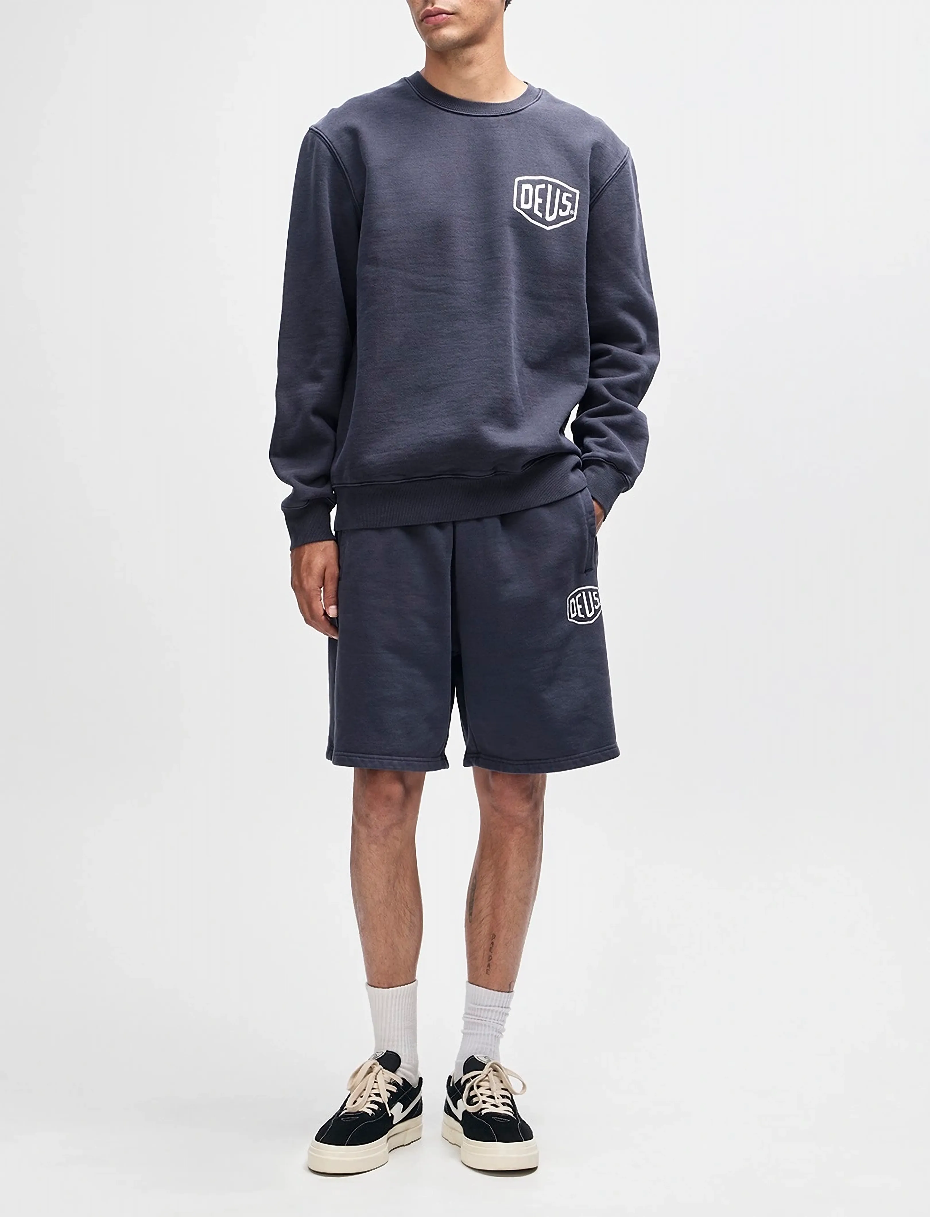Deus Ex Machina - Shield Garment Dyed Crew - shoppa efter stil - black - 4