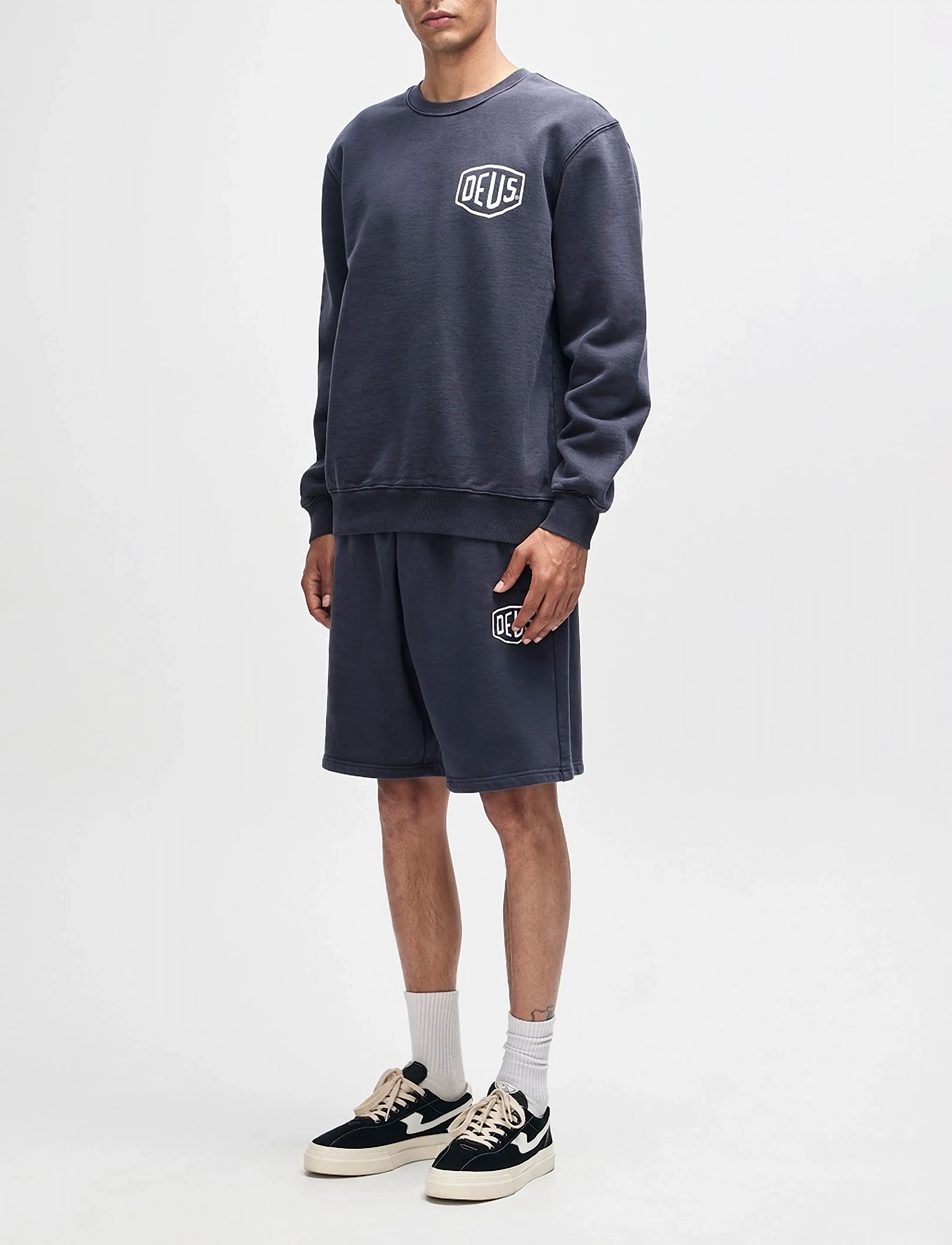 Deus Ex Machina - Shield Garment Dyed Crew - shoppa efter stil - black - 5