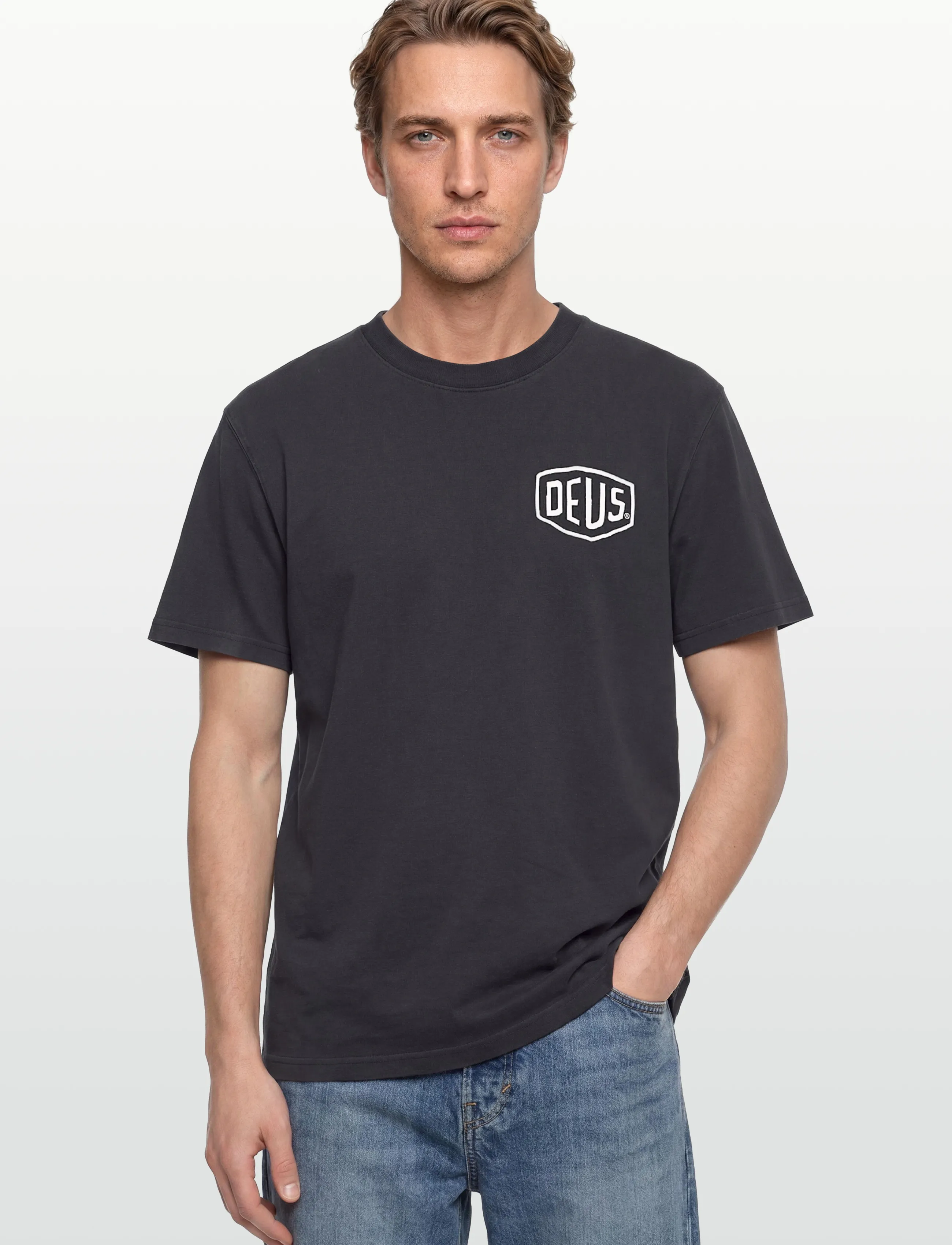 Deus Ex Machina - Shield Garment Dyed Tee - kortärmade t-shirts - black - 3