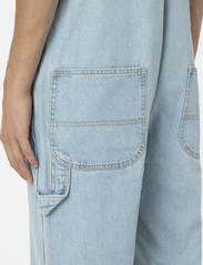 Dickies - DICKIES CLASSIC DENIM BIB - loose jeans - vintage aged blue - 7