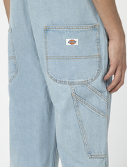 Dickies - DICKIES CLASSIC DENIM BIB - loose jeans - vintage aged blue - 8