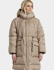 Didriksons - RIND WNS PARKA - padded coats - beige - 3