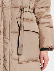 Didriksons - RIND WNS PARKA - padded coats - beige - 8