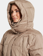 Didriksons - RIND WNS PARKA - padded coats - beige - 9