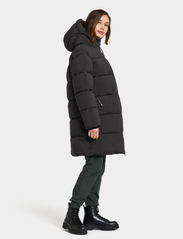 Didriksons - NOMI WNS PARKA 3 - paminkštintieji paltai - black - 7