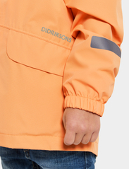 Didriksons - NORMA KIDS JKT 3 - shell un ūdensnecaurlaidīgas virsjakas - papaya orange - 9