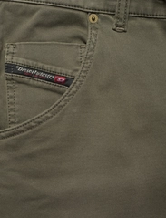 Diesel - KROOLEY-E-NE Sweat jeans - džinsa bikses ar tievām starām - green - 3