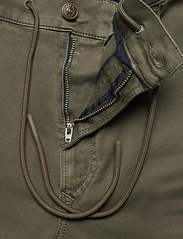 Diesel - KROOLEY-E-NE Sweat jeans - džinsa bikses ar tievām starām - green - 4