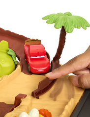 Disney Pixar Cars - Disney Pixar Cars Disney and Pixar Cars On the Road Dino Playground Playset - laveste priser - multi color - 6