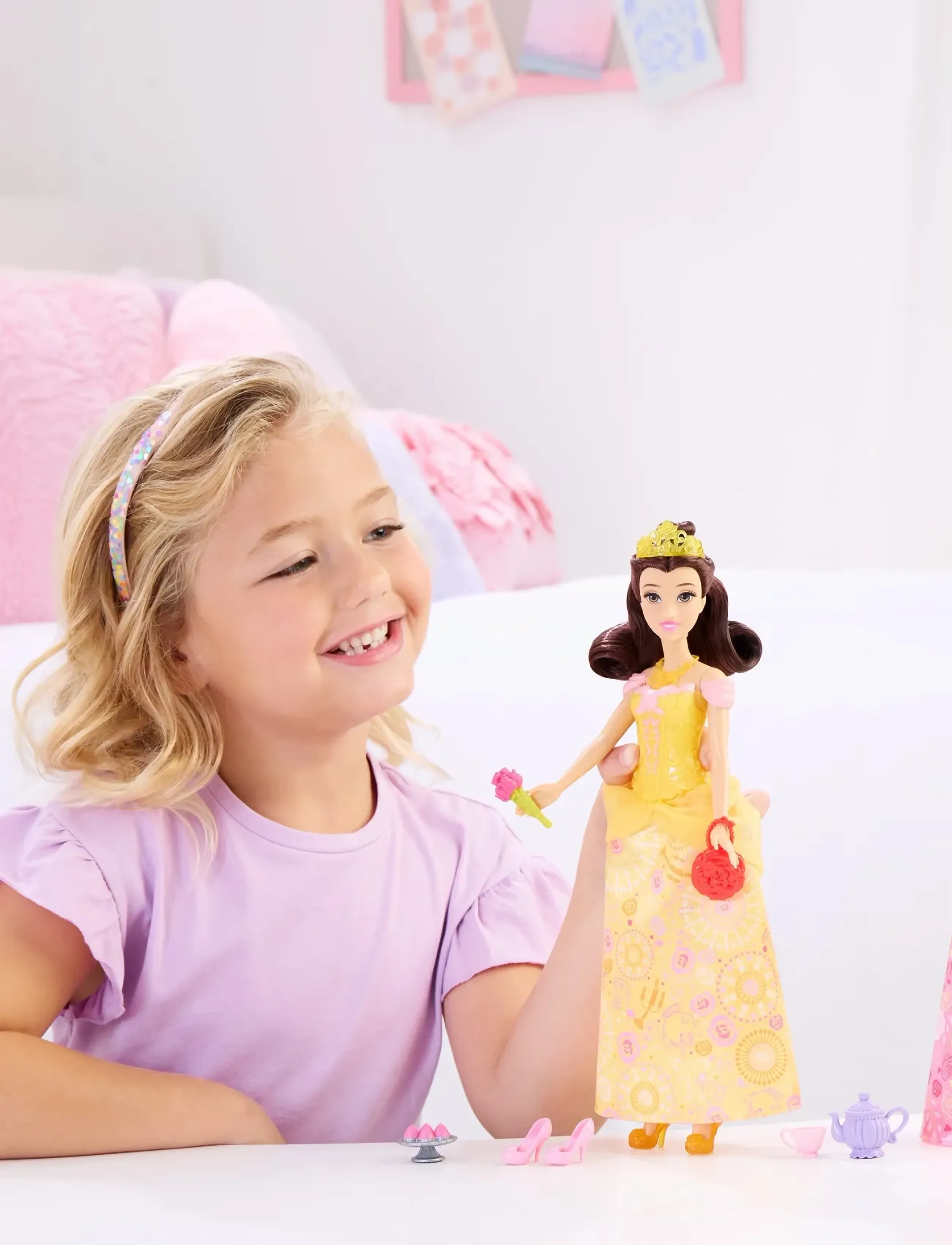 Disney Princess 2-In-1 Stories Belle Fashion Doll With 2 Snap-On Bodices, 2 Skirts & 9 Accessories, Børn, Dolls, Gul, Str: ONE SIZE