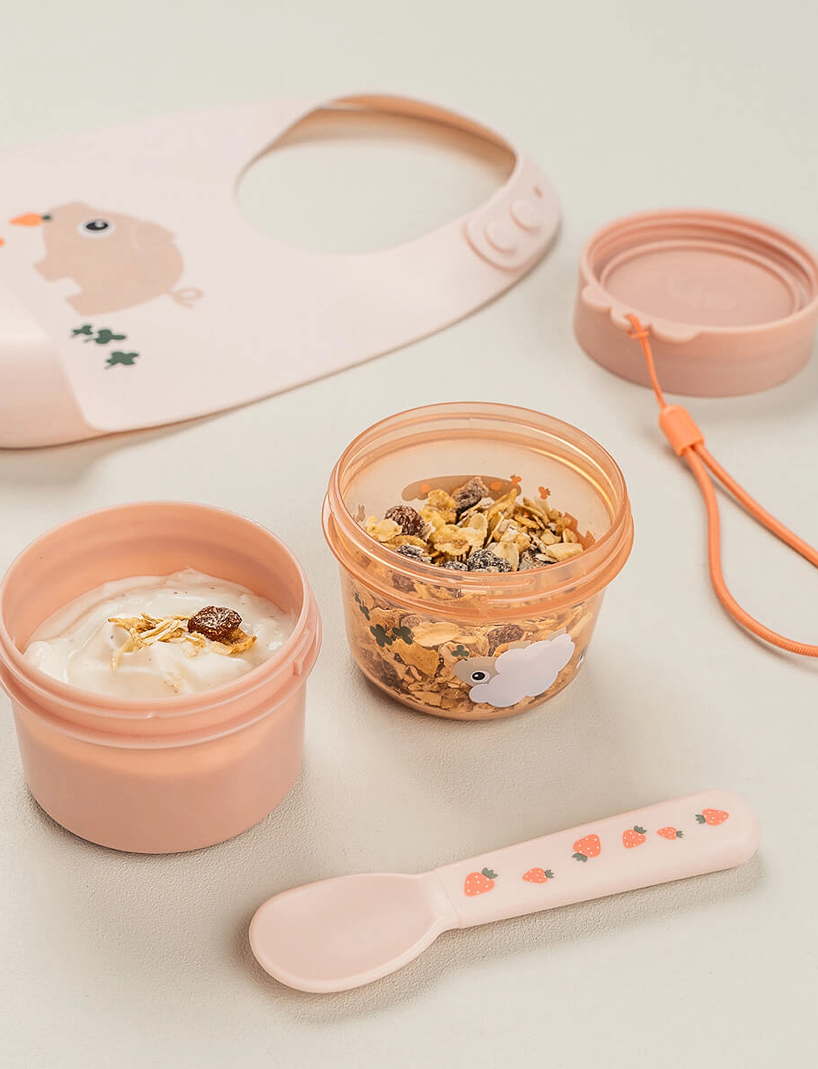Done by Deer - To go 2-way snack container S Tiny farm Powder - contenants de nourriture pour bébé - powder - 2