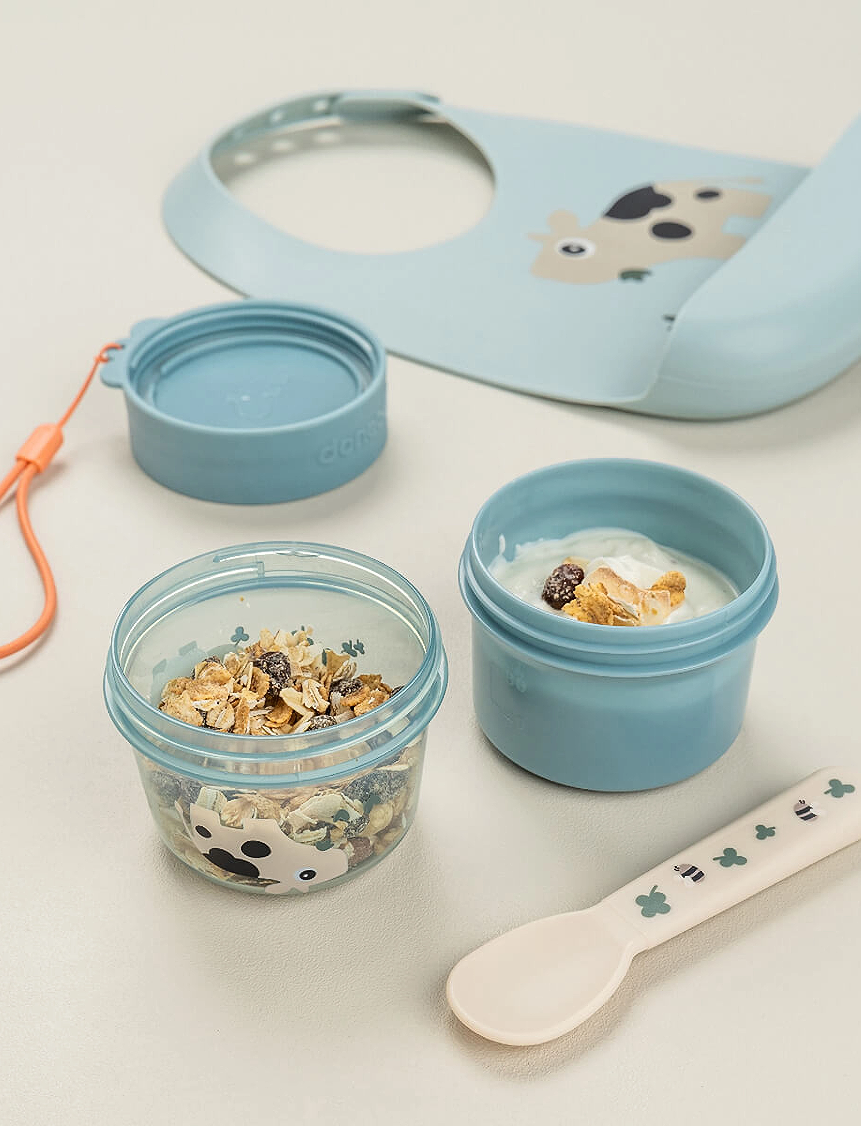 Done by Deer - To go 2-way snack container S Tiny farm Blue - opbevaringsbøtter til babymad - blue - 2