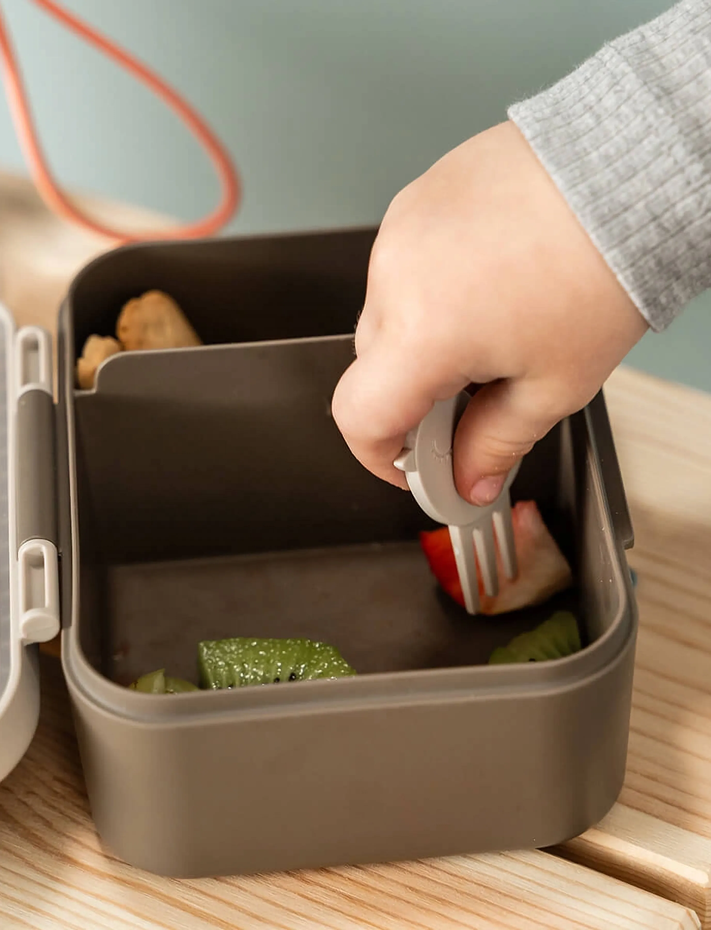 Done by Deer - Tiny lunch box w/snack picks Tiny trails Sand - behälter für babynahrung - sand - 5