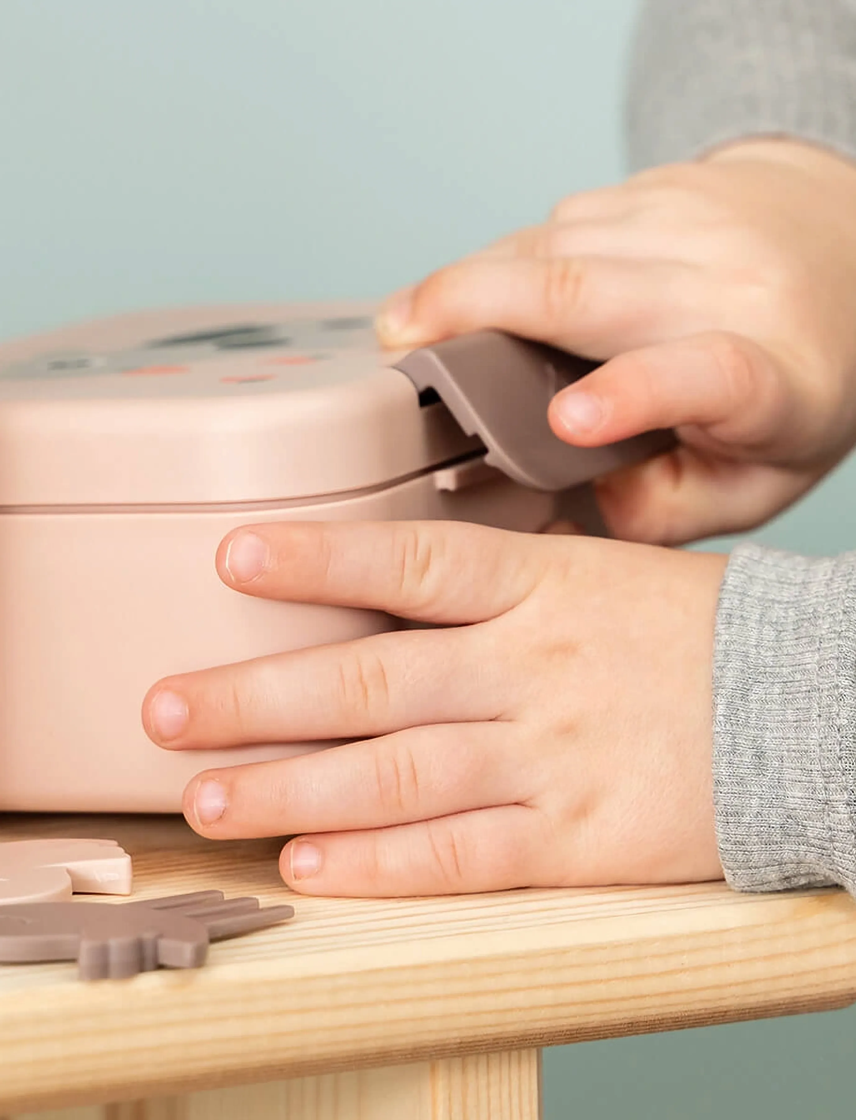Done by Deer - Tiny lunch box w/snack picks Tiny farm Powder - behälter für babynahrung - powder - 4