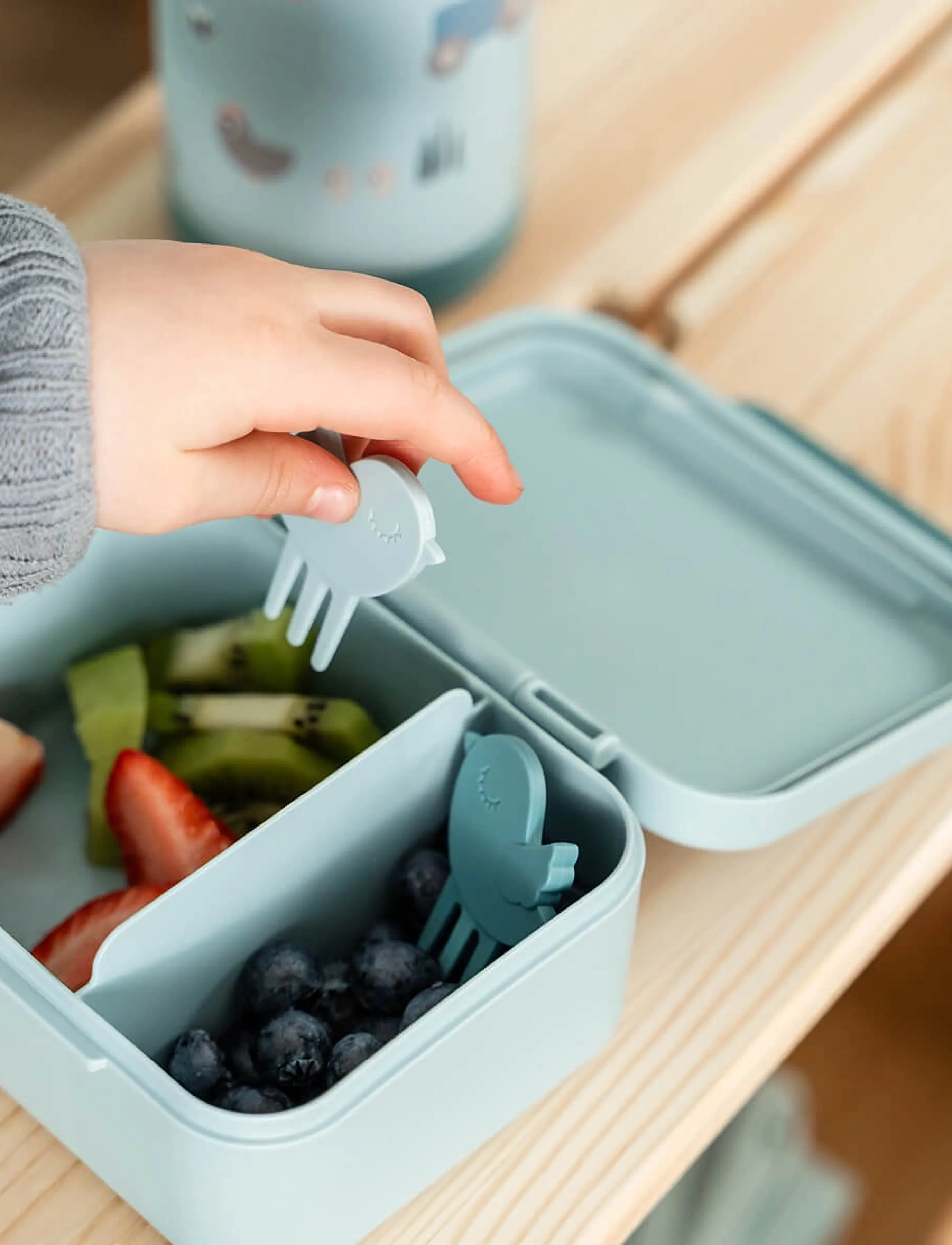 Done by Deer Tiny Lunch Box W/Snack Picks Tiny Farm Blue, 13X 11X H 6 cm, Blue, Opbevaring I Køkkenet > Madkasser, Unisex