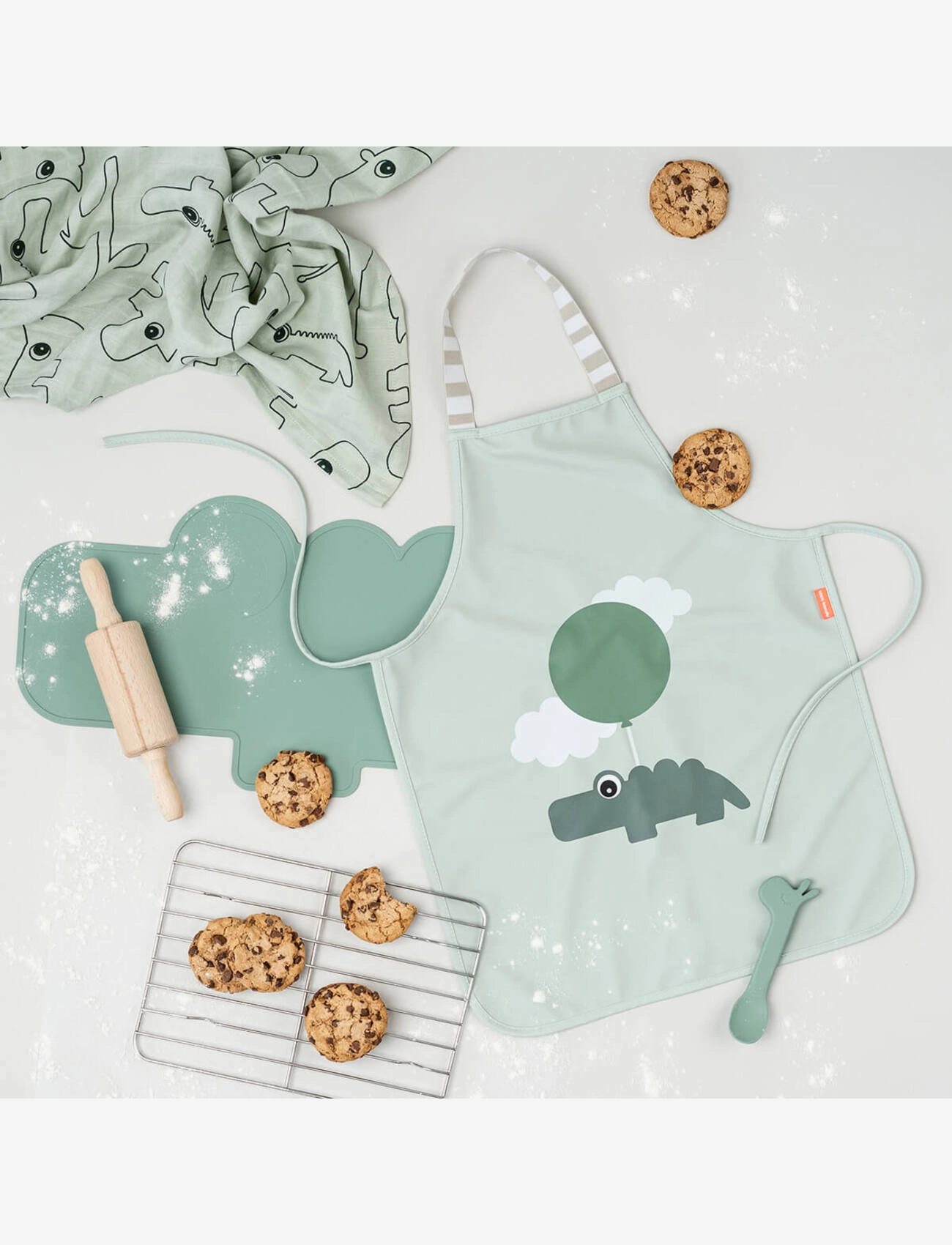 Done by Deer - Waterproof kids apron Happy clouds Powder - schürzen - powder - 4