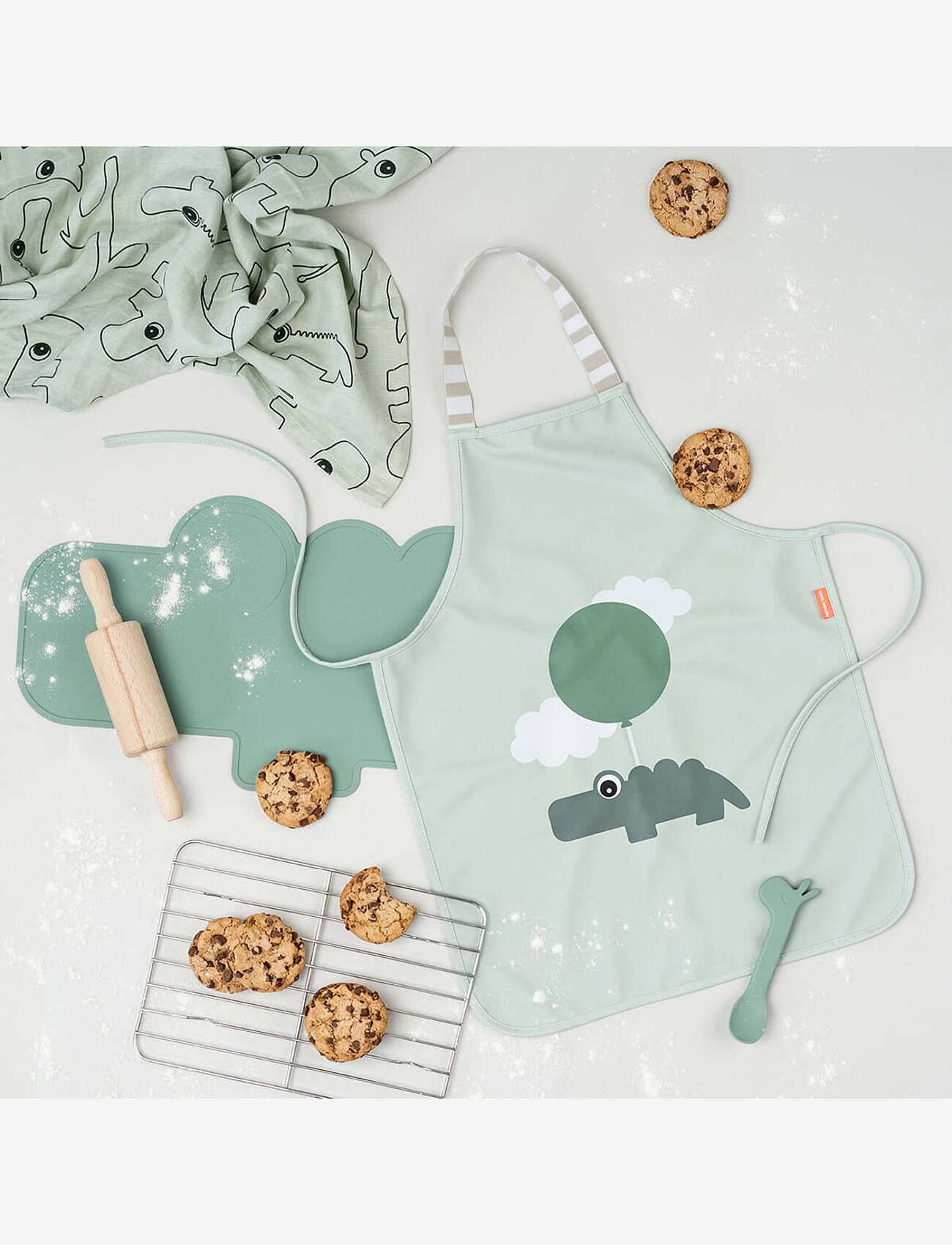 Done by Deer - Waterproof kids apron Happy clouds Green - schürzen - green - 3