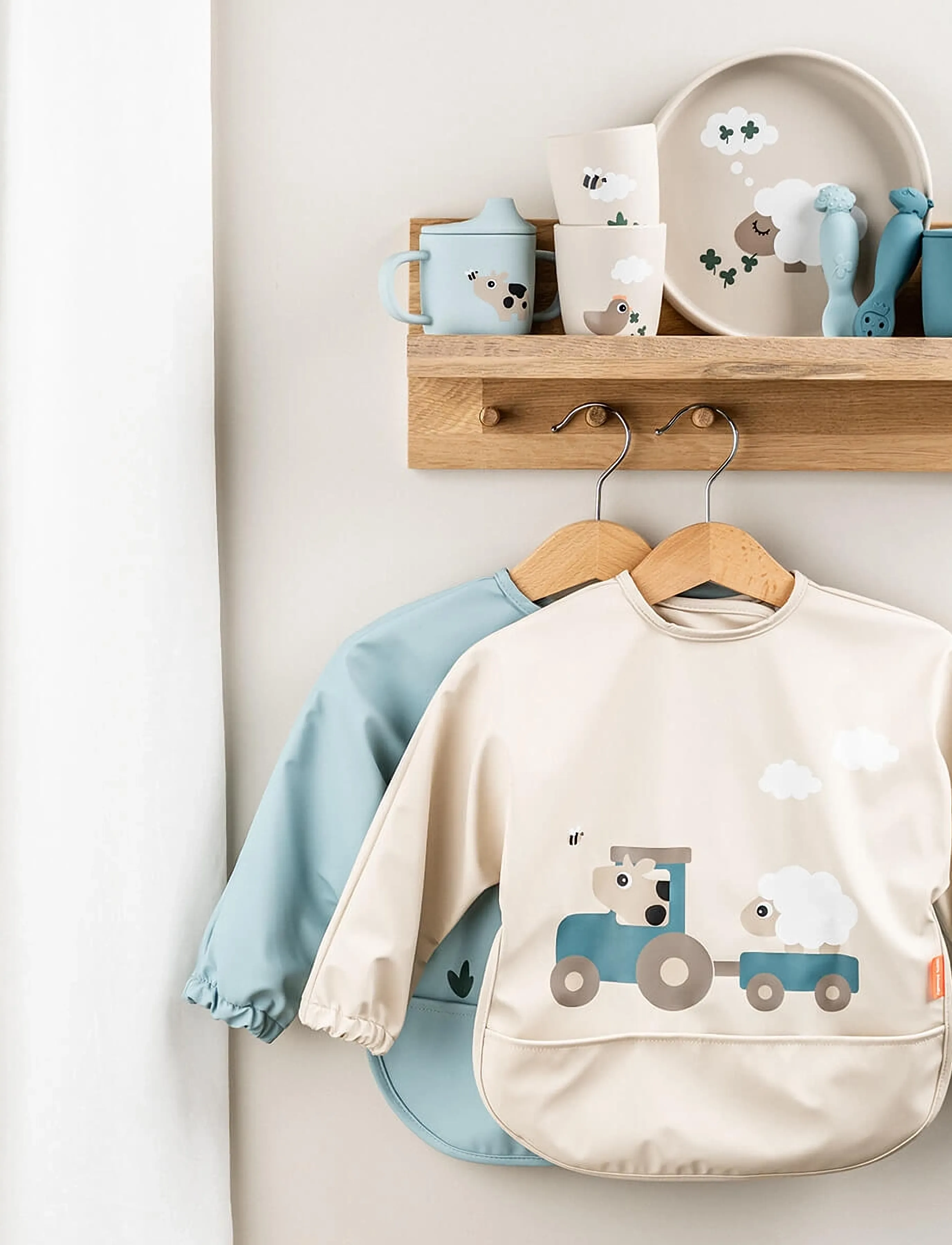 Done by Deer Sleeved Pocket Bib Tiny Farm Sand, LENGTH FRONT:34 cm.SLEEVE WIDTH:72 cm, Bibs, Beige - Long Sleeve Bib, Kinder