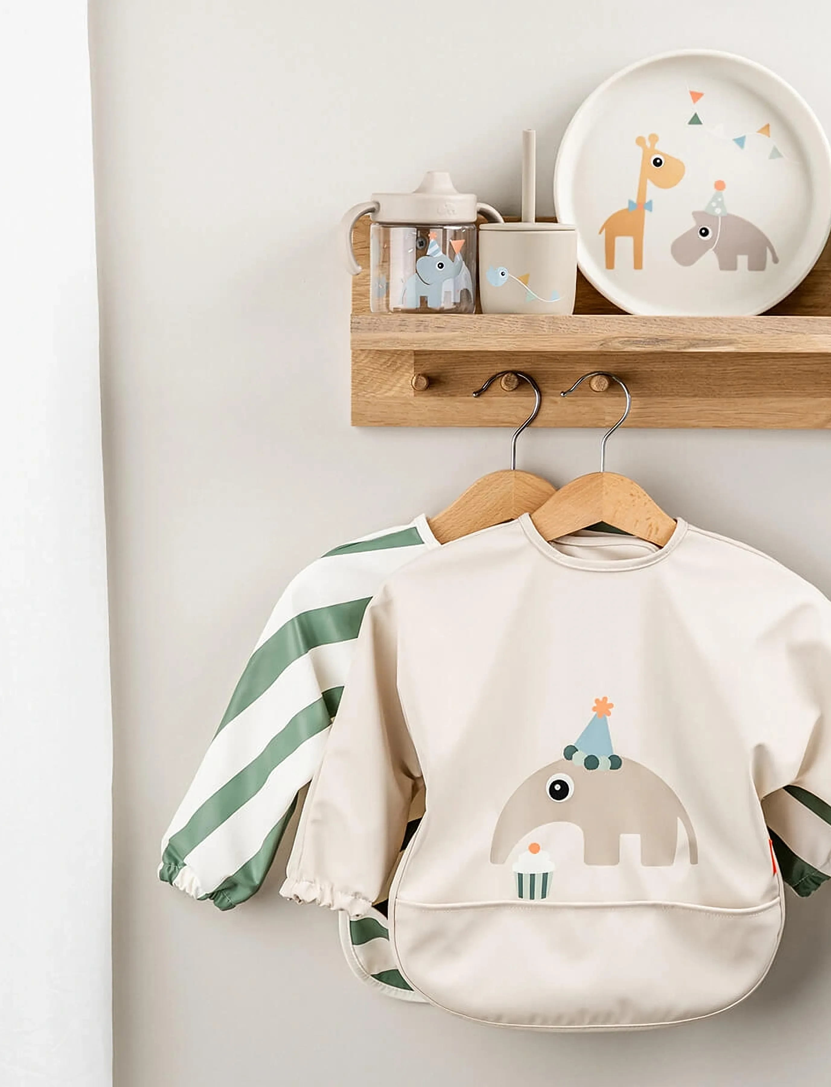 Done by Deer Sleeved Pocket Bib Celebration Sand, LENGTH FRONT:34 cm.SLEEVE WIDTH:72 cm, Bibs, Beige - Long Sleeve Bib, Kinder
