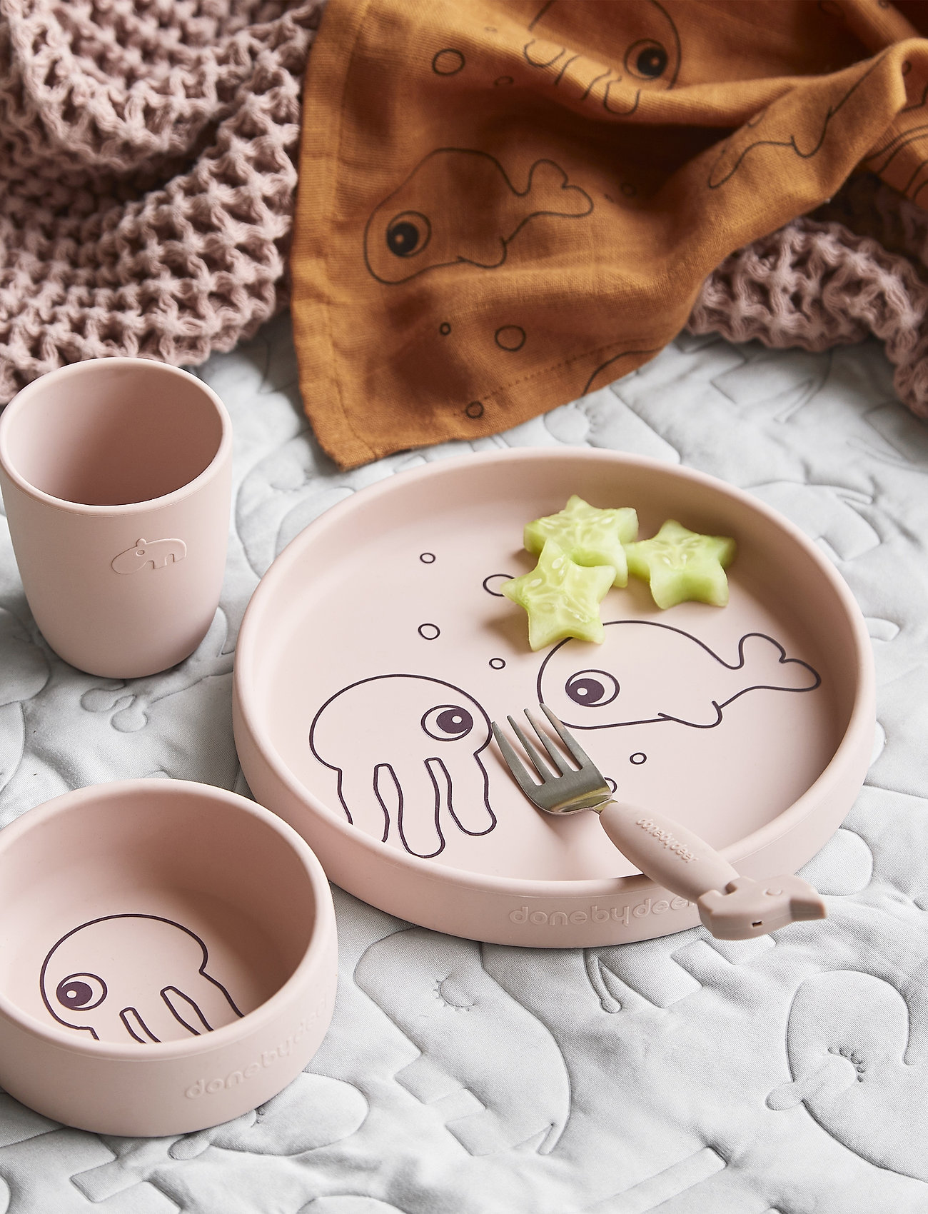 Done by Deer - Silicone dinner set Sea friends Powder - serveringssæt - powder - 4