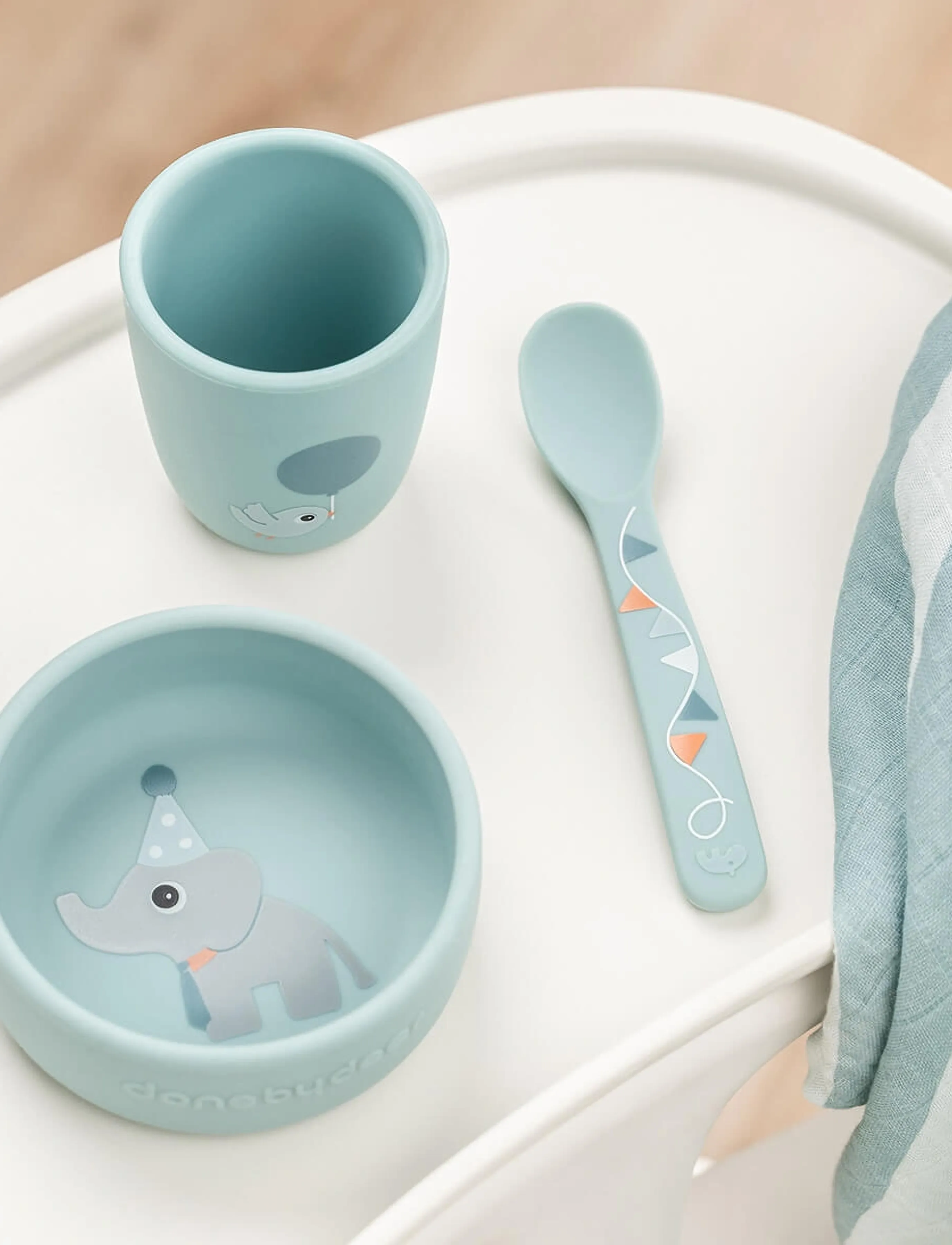Done by Deer Stick&Stay First Meal Set Celebration Blue, BOWL:Ø 10X H 4.2 cm.MUG:Ø 6.6X 7.5 cm.SPOON:14 cm, Time, Blau - Dinner Sets, Kinder