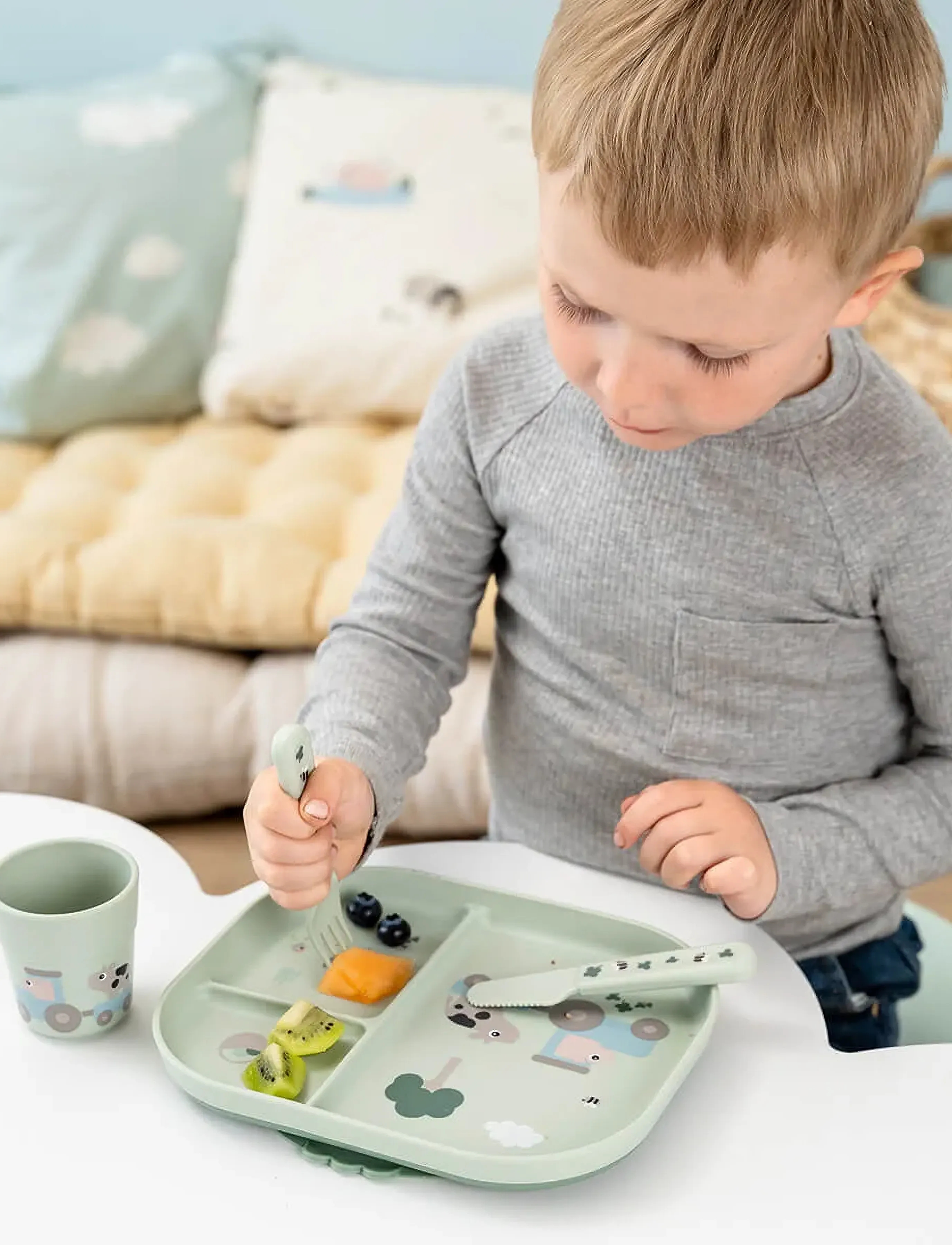 Done by Deer Foodie Dinner Set W/Suction Tiny Farm Green, PLATE:22X 18X H 3 cm.CUTLERY:12 cm.MUG:Ø6.5X 7 cm.MUG:135ml, Baby Feeding, Grün - Sets, Kind