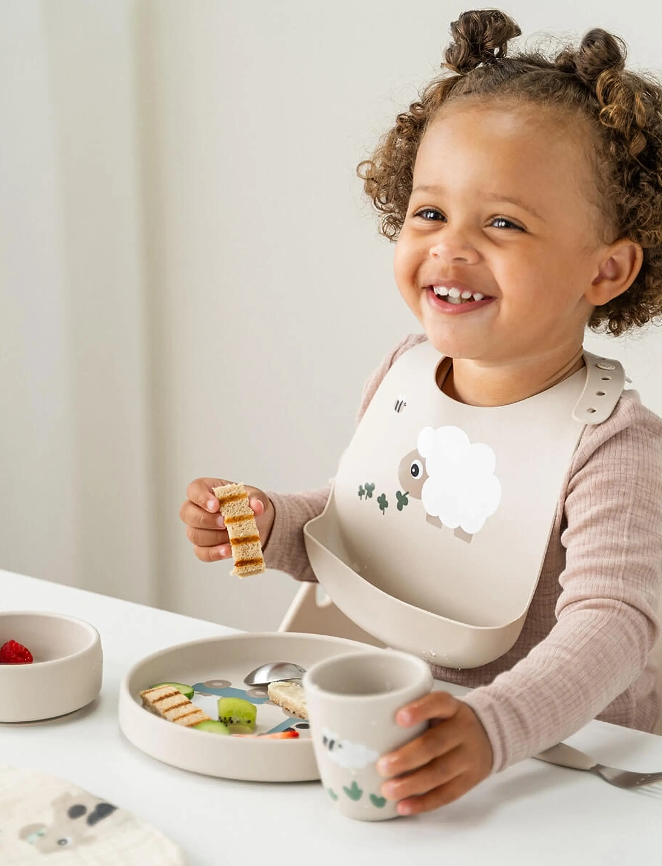 Done by Deer Stick&Stay Dinner Set Tiny Farm Sand, PLATE:Ø 18X H 3 cm.BOWL:Ø 10X H 4 cm.MUG:Ø 6.6X H 7.5 cm, Beige, Måltid > Kopper & Krus, Børn