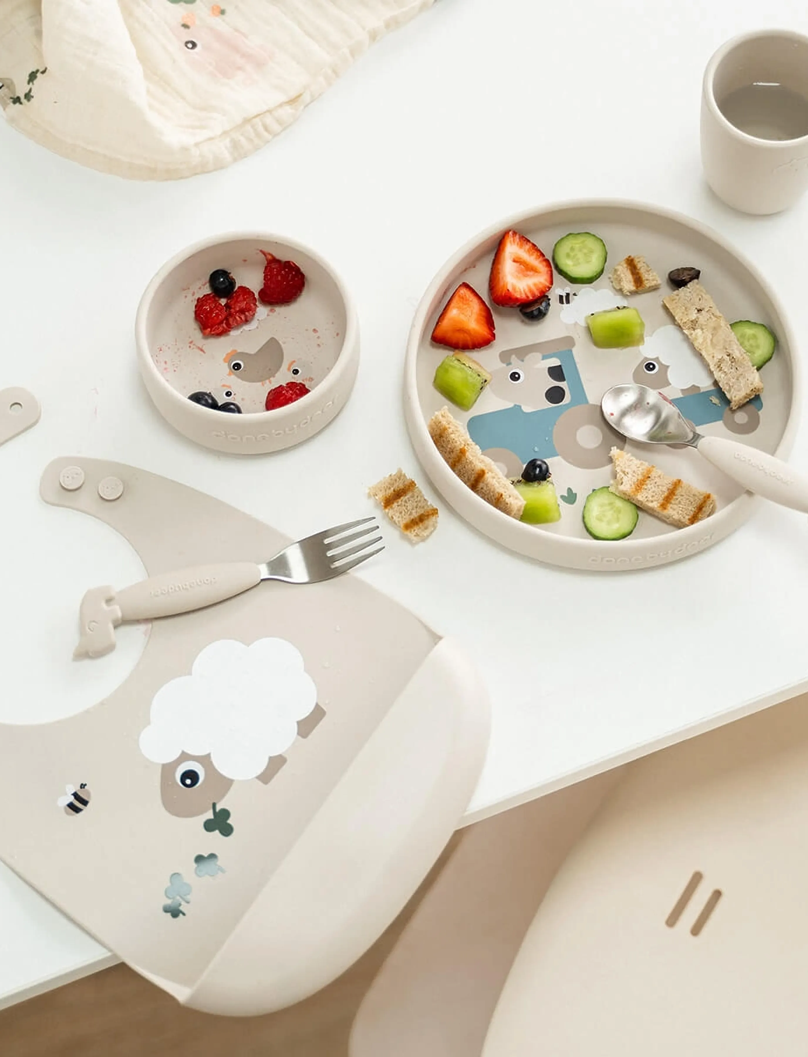 Done by Deer - Stick&Stay dinner set Tiny farm Sand - krus & kopper - sand - 3