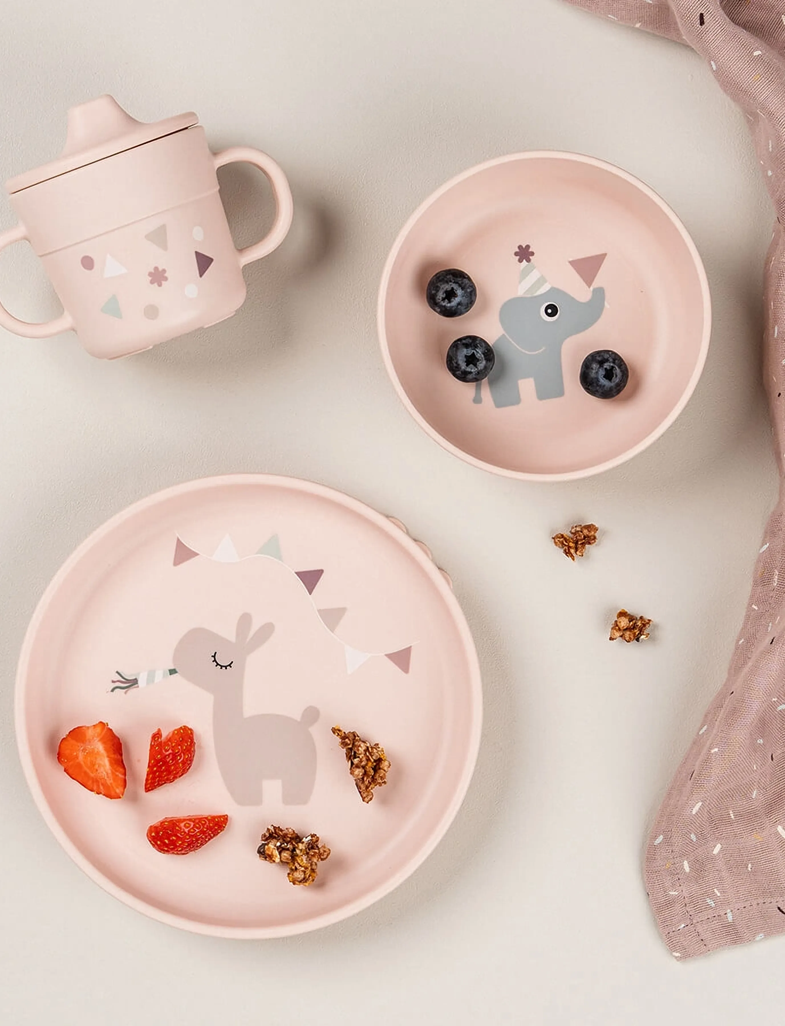 Done by Deer Foodie Dinner Set W/Suction Celebration Powder, PLATE:Ø 18X H 3 cm.BOWL:Ø 12.5X H 5.5 cm.CUP:Ø 8X H 9 cm, Pink, Måltid > Kopper & Krus, B