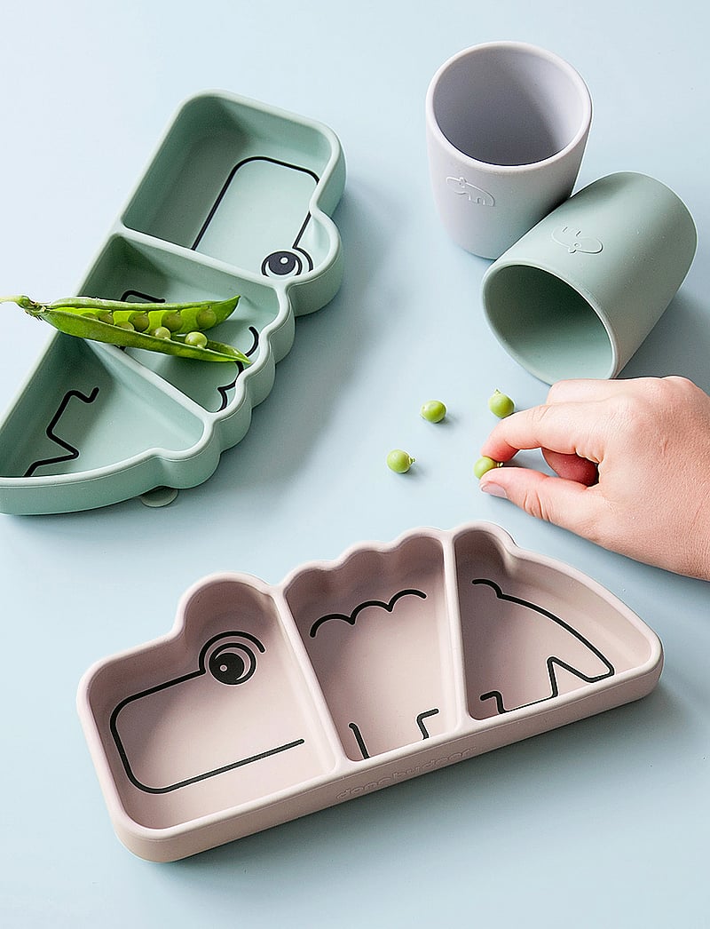 Done by Deer - Silicone Stick&Stay snack plate Croco Powder - Õhtusöögikomplektid - powder - 4