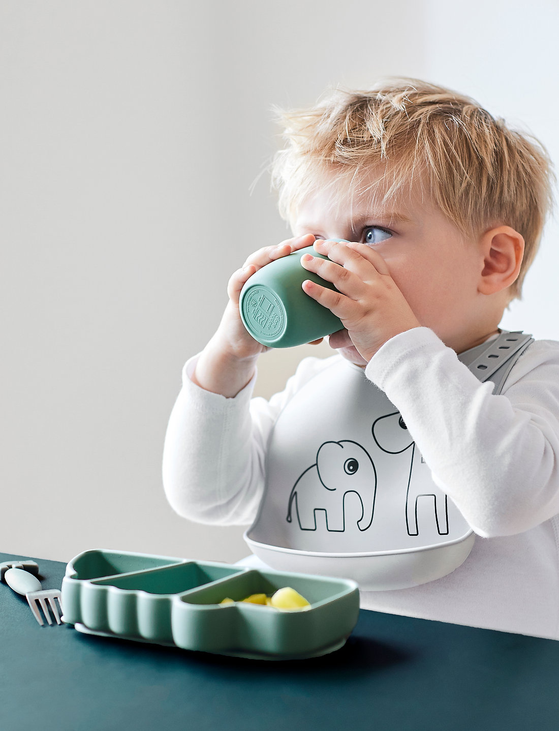 Done by Deer - Silicone Stick&Stay snack plate Croco Green - essgeschirr - green - 0