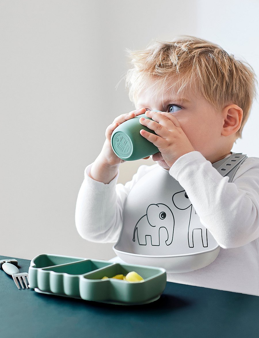 Done by Deer - Silicone Stick&Stay snack plate Croco Green - essgeschirr - green - 0