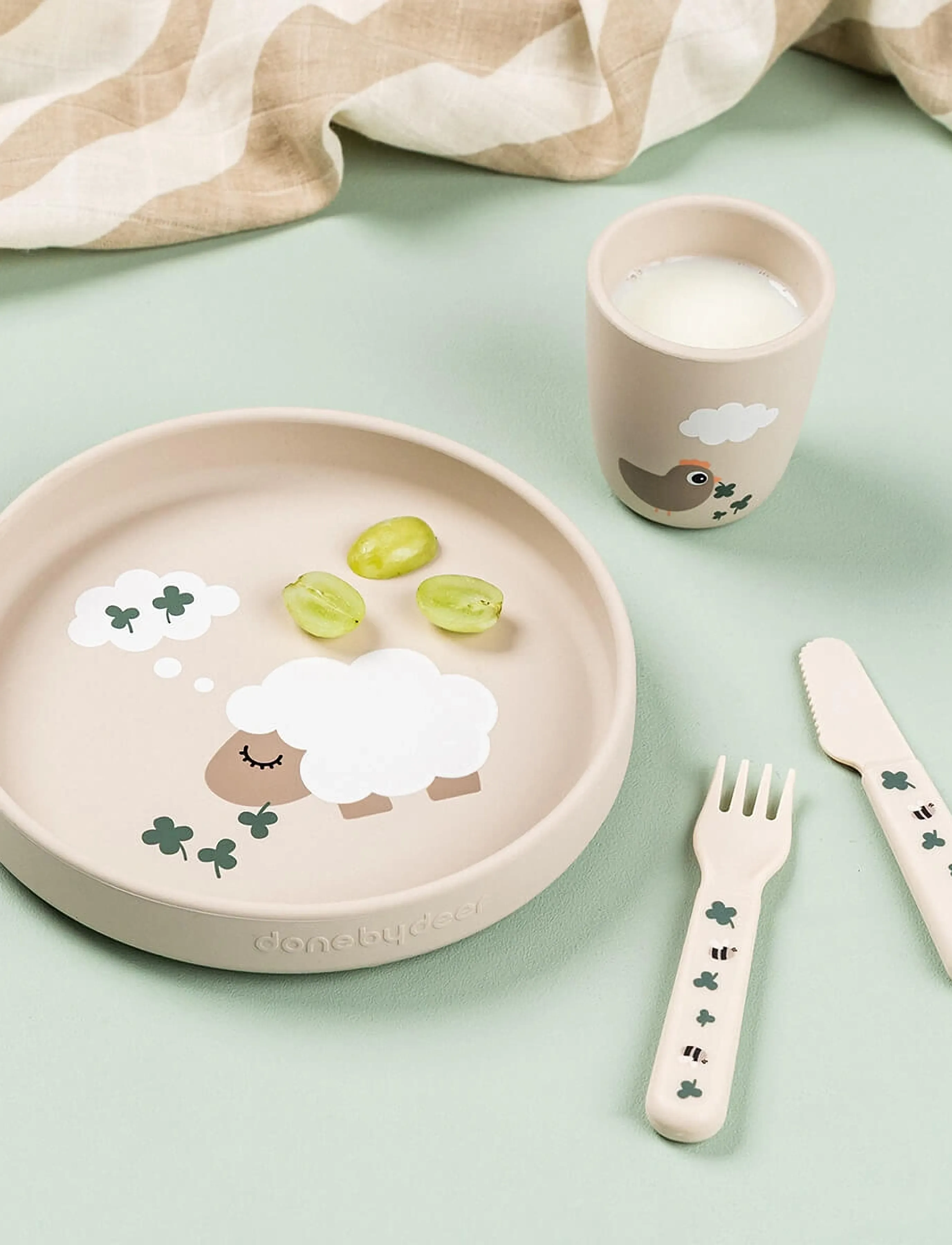 Done by Deer Silicone Stick&Stay Plate Tiny Farm Sand, Ø 18X H 3 cm, Plates & Bowls, Beige - Plates, Kinder