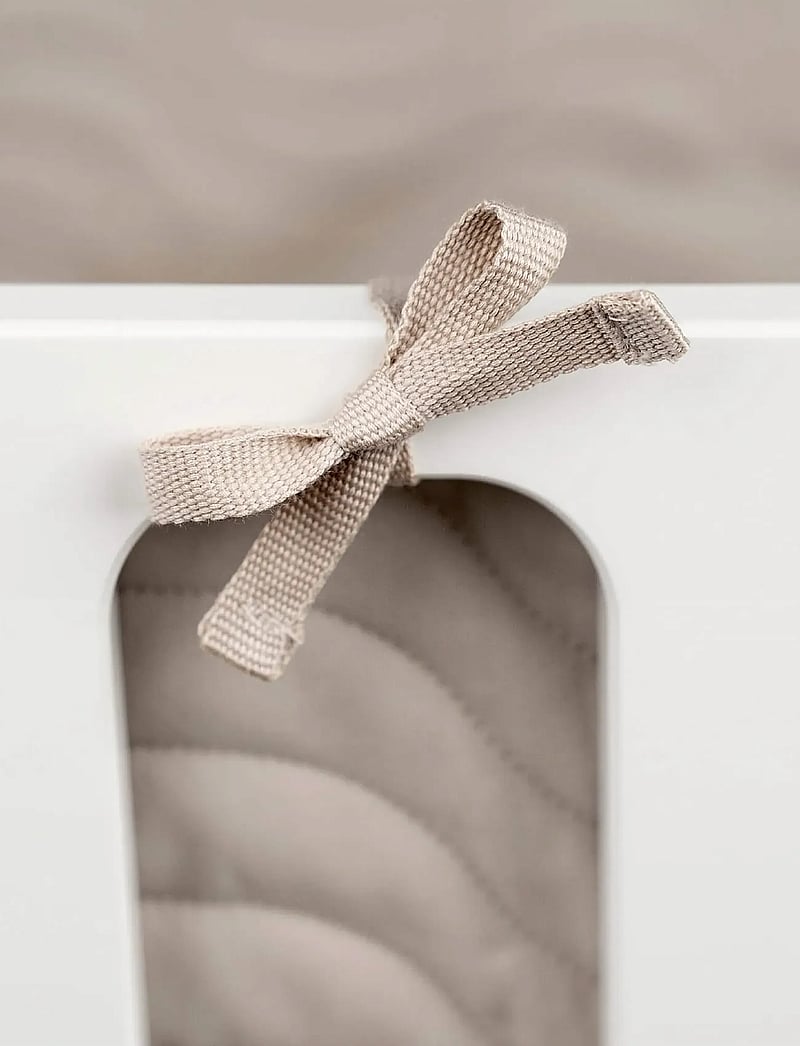 Done by Deer - Quilted bed bumper w/strings Waves Sand - gitterbettumrandungen - sand - 3