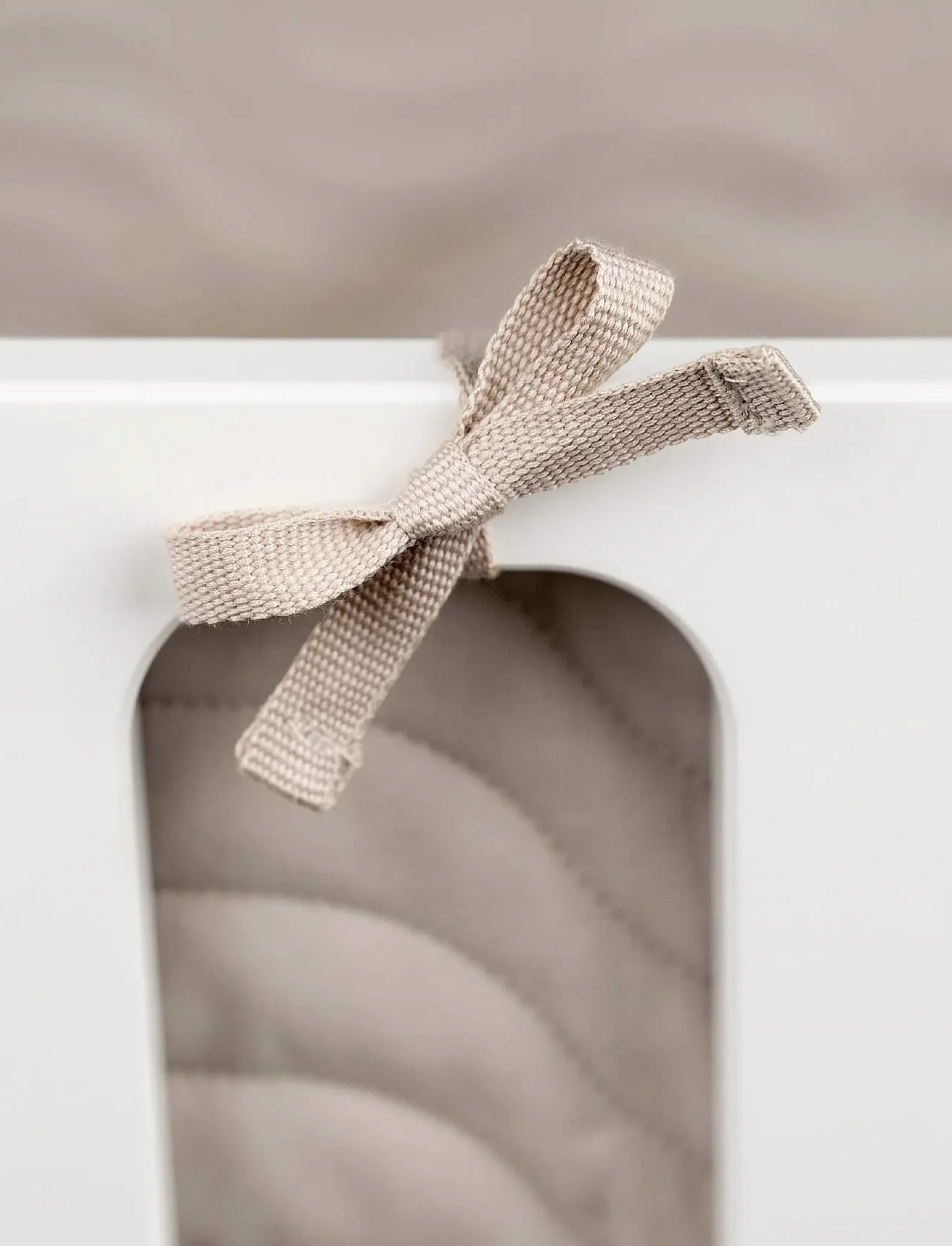Done by Deer - Quilted bed bumper w/strings Waves Sand - sengerande - sand - 3