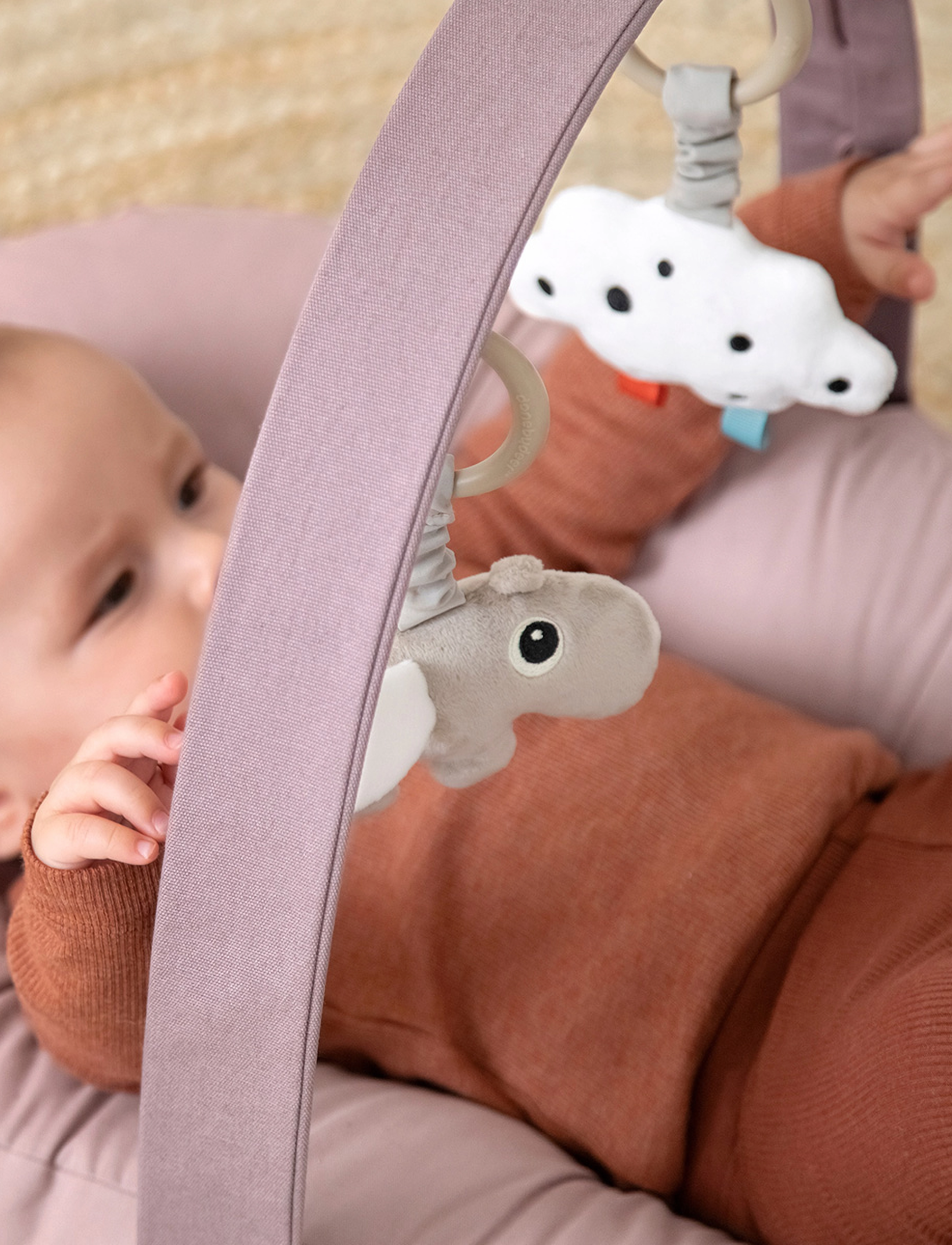 Done by Deer - Hanging activity toy 2 pcs Happy clouds Sand - interaktiva leksaker - sand - 4