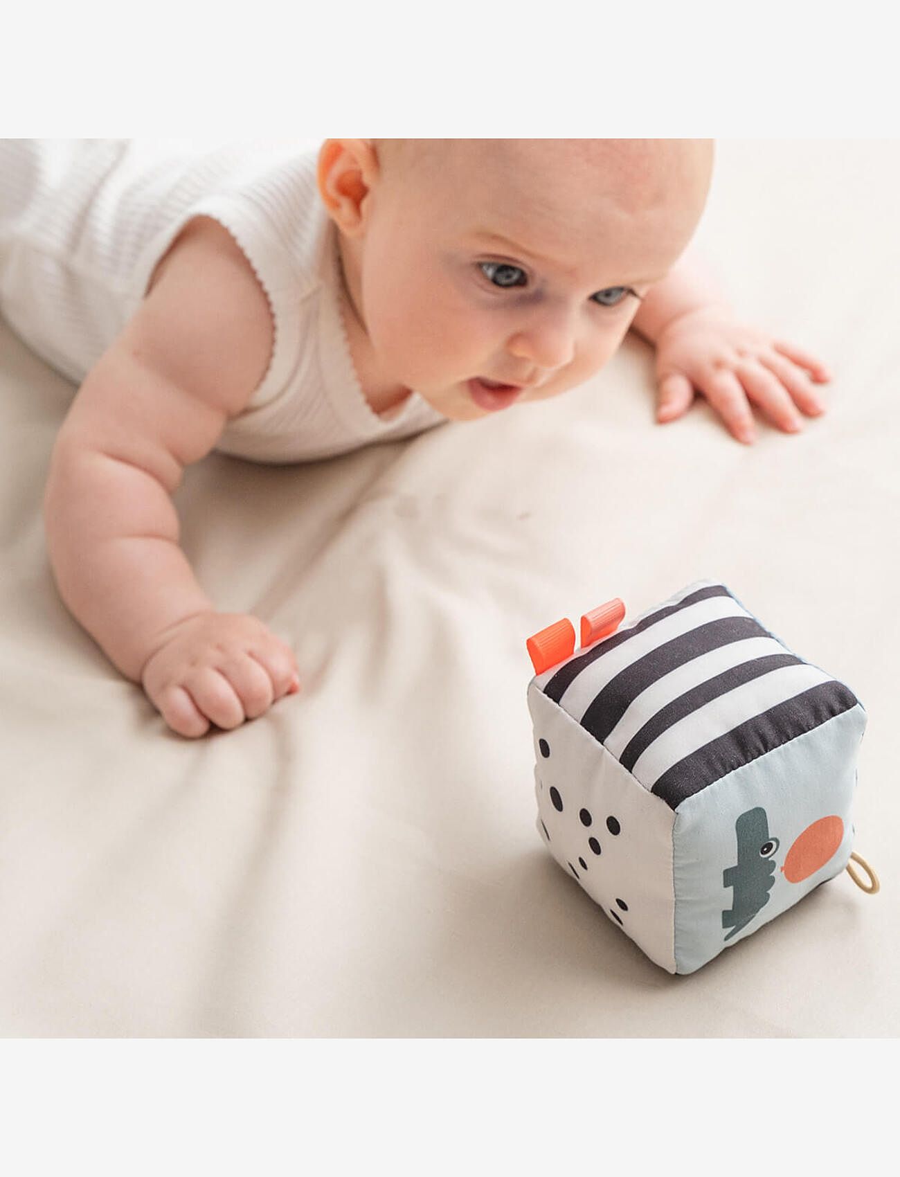 Done by Deer - Contrast baby cube Happy clouds Colour mix - zabawki interaktywne - colour mix - 4