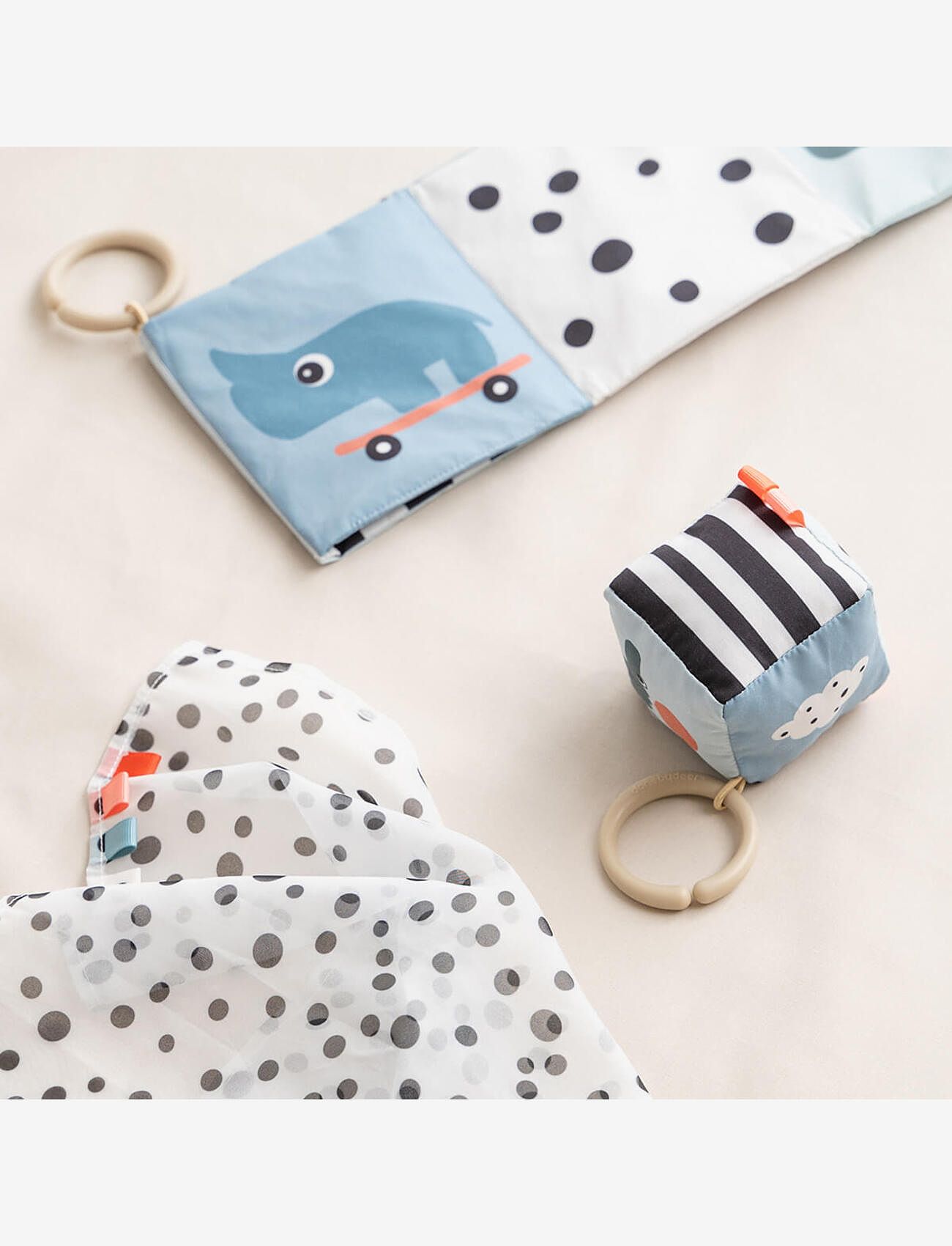 Done by Deer - Contrast baby cube Happy clouds Colour mix - zabawki interaktywne - colour mix - 5