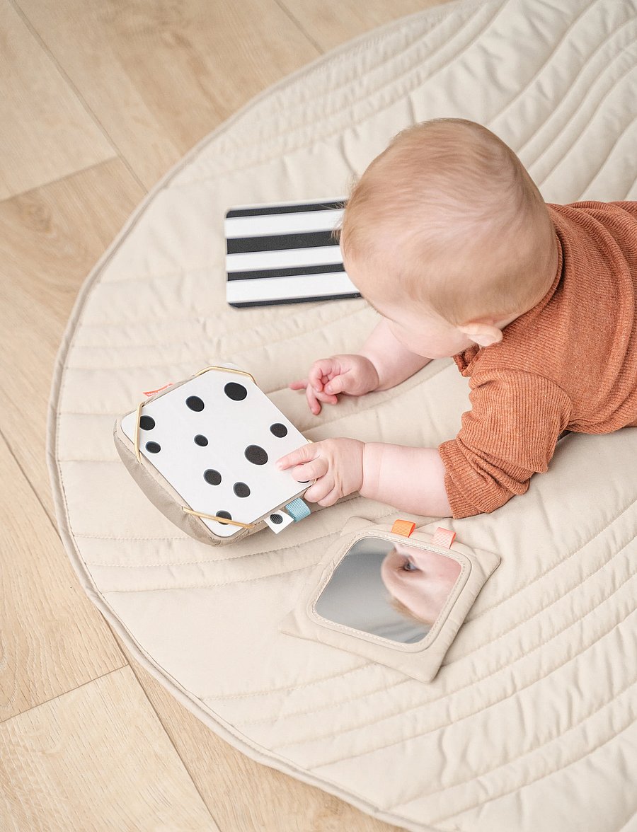 Done by Deer - Baby contrast card holder Deer friends Sand - interaktiivsed mänguasjad - sand - 0