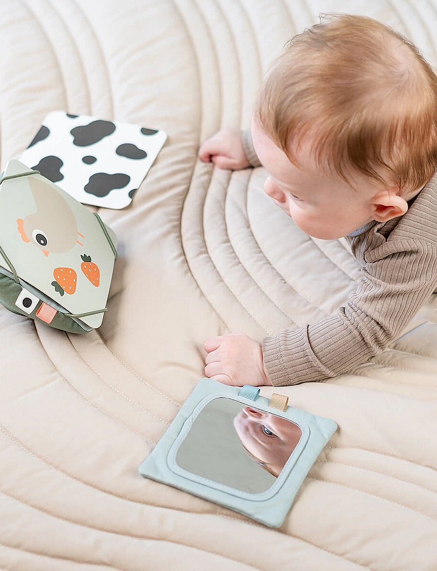Done by Deer - Baby contrast card holder Tiny farm Green - interaktives spielzeug - green - 0