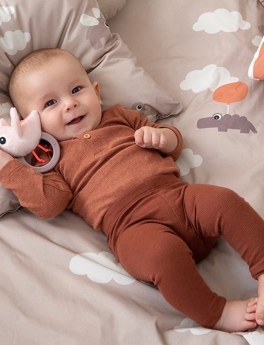 Done by Deer - Sensory rattle w/teether Birdee Powder - beißspielzeug - powder - 0