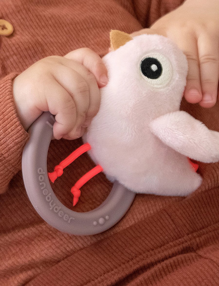 Done by Deer - Sensory rattle w/teether Birdee Powder - beißspielzeug - powder - 4
