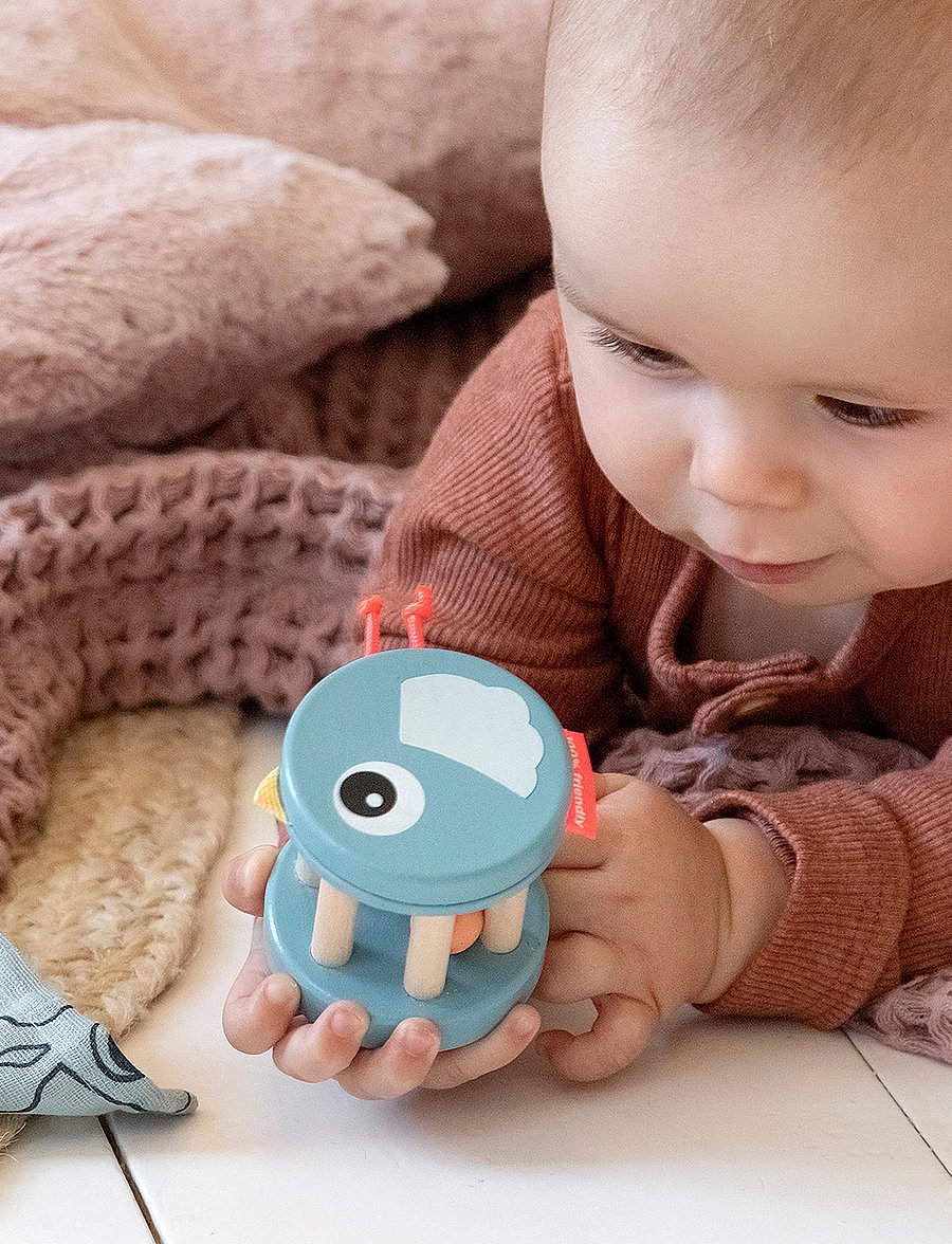 Done by Deer - Wooden rattle Birdee Blue - interaktivt legetøj - blue - 3