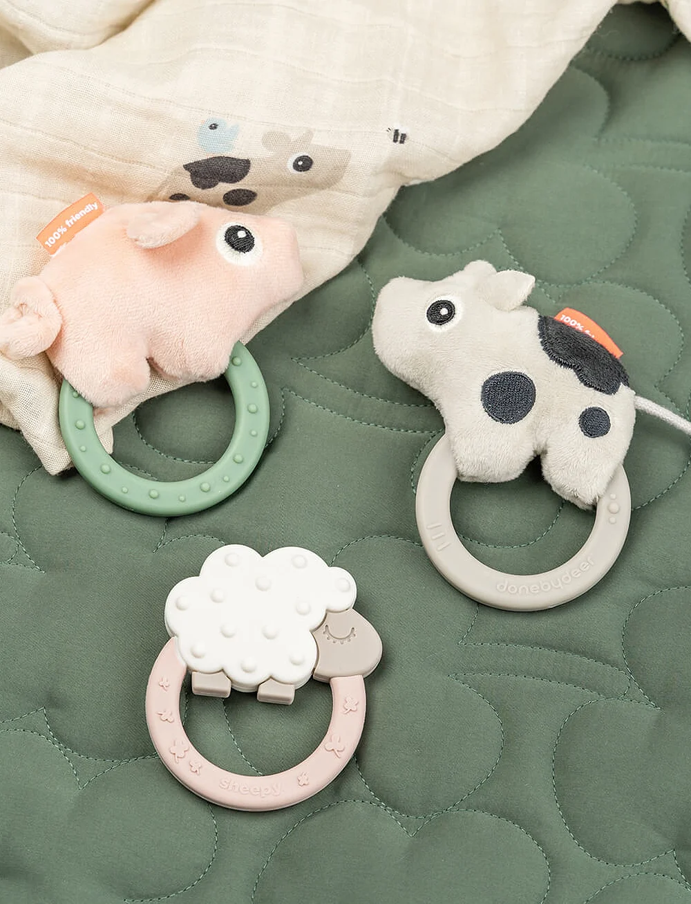 Done by Deer - Sensory rattle w/teether Pigee Colour mix - närimismänguasjad - colour mix - 2