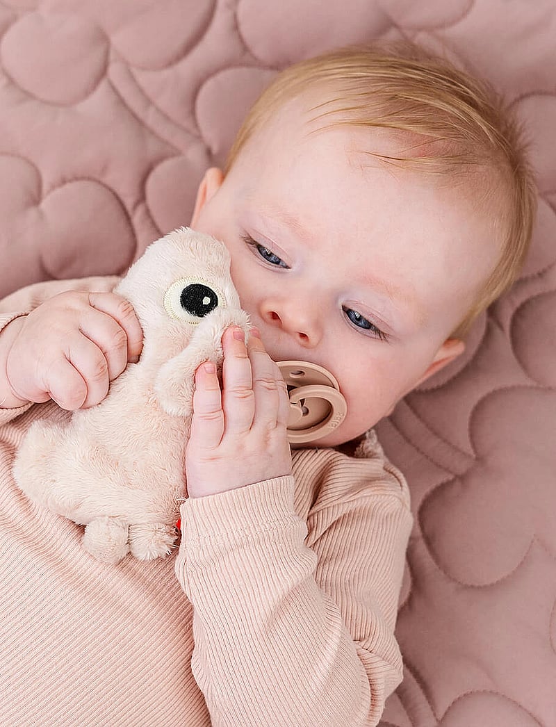 Done by Deer - Tiny sensory rattle Pigee Powder - muusikaga pehmed mänguasjad - powder - 2